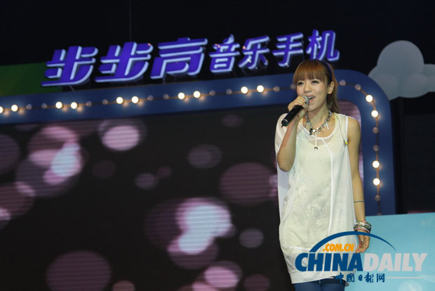 李健、范玮琪、丁当唱响2011高校演唱会新开篇（图）