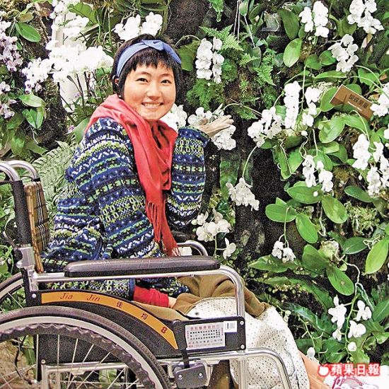 Selina素颜游花博会 露尖下巴脸红红(图)