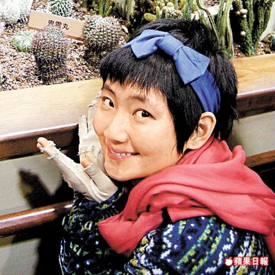 Selina素颜游花博会 露尖下巴脸红红(图)