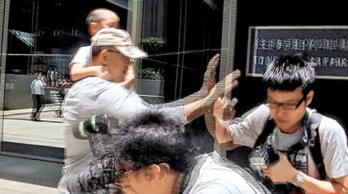 姜文抱4岁爱子现身香港 扮笑脸怒打女记者(组图)