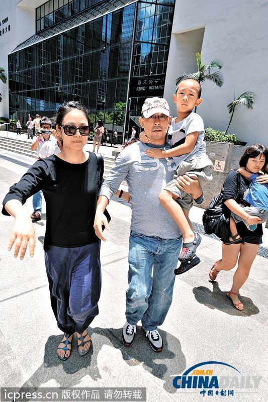姜文抱4岁爱子现身香港 扮笑脸怒打女记者(组图)