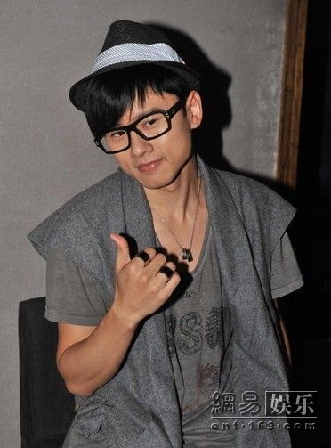 张杰婚前低调现身录音棚 新歌描述出道心路(图)