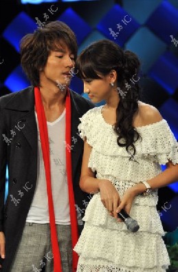 言承旭,陈彦妃不停贴面咬耳朵十分热络