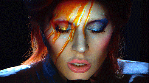 Lady Gaga格莱美致敬大卫·鲍伊 脸上的变色妆容是如何炼成的？