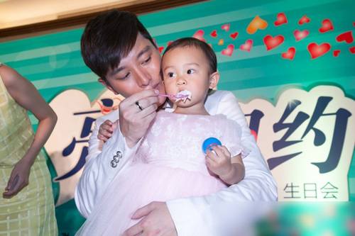 贾乃亮庆生抱女儿出镜 容貌超像爸爸