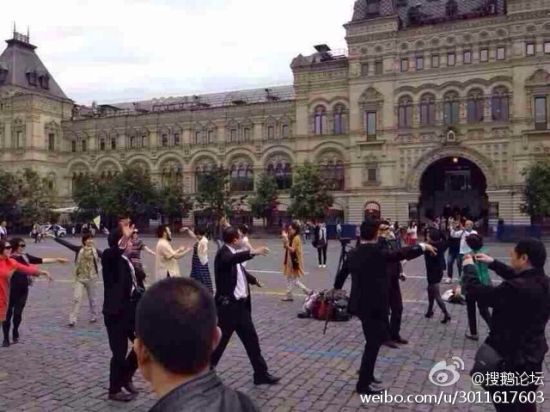 中国大妈莫斯科红场跳广场舞 引来警察