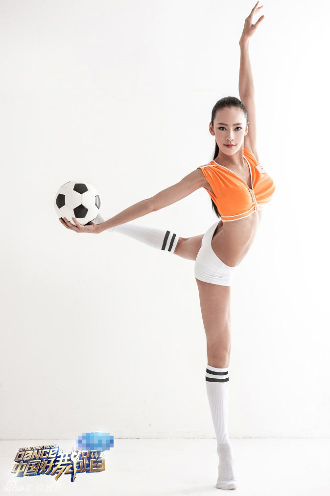 好舞蹈学员变身足球宝贝 拍写真性感健美