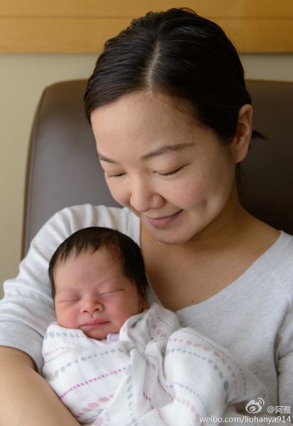 阿雅西雅图产下女婴 已与华裔男友结婚