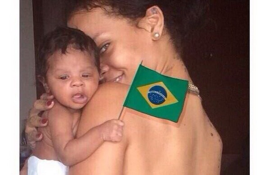 蕾哈娜为世界杯狂野 性感写真力挺巴西队