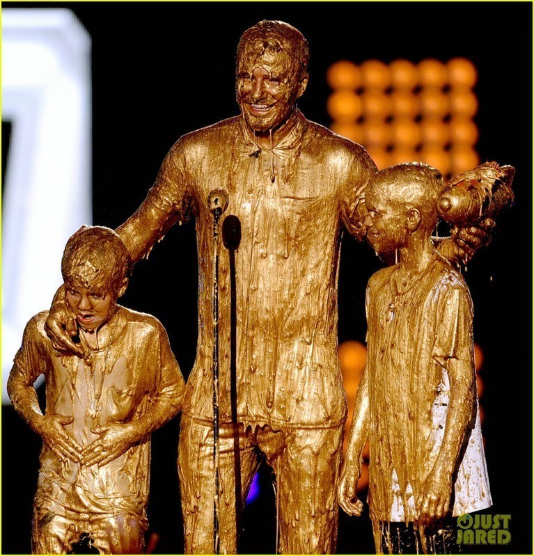 贝克汉姆携爱子颁奖 父子被泼成小金人展现“黄金笑容”