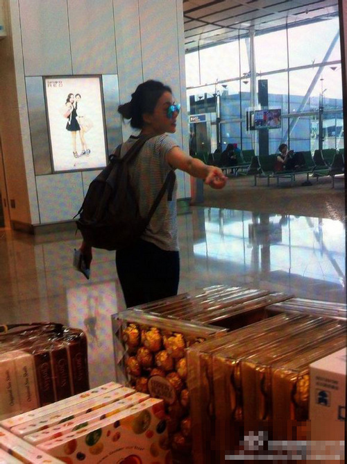 王菲度假归来现香港机场 看李嫣吃美食母爱爆棚
