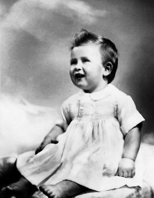 英国乔治王子满一周岁 哈里王子：他长得像幼年版丘吉尔