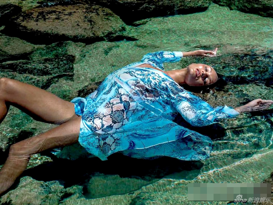 超模坎蒂丝海滩迷情写真 表情陶醉秀胴体