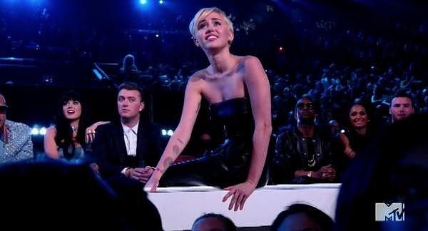 MTV音乐大奖麦莉夺年度最佳 碧昂丝获颁终生成就奖Jay-Z同台破不和