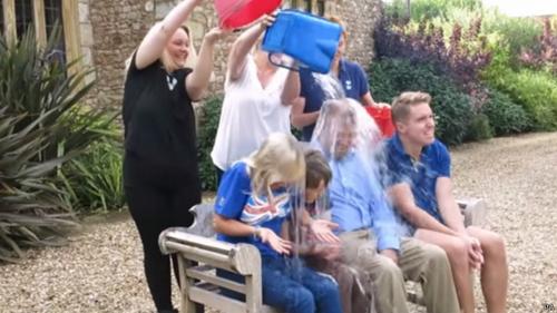 72岁霍金接受冰桶挑战 3名子女代父挨水浇