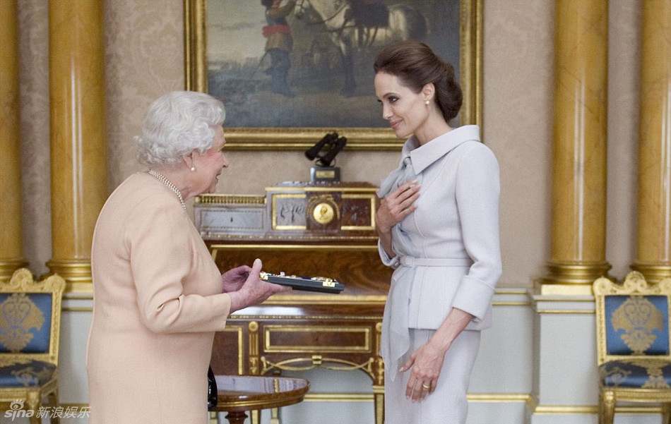 朱莉现身白金汉宫授勋 获英国女王接见
