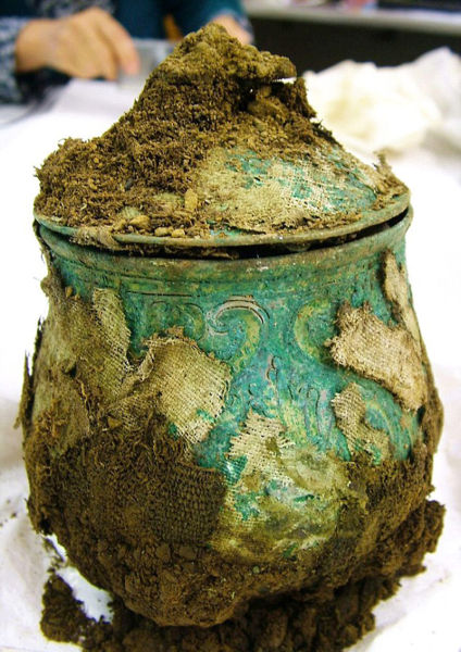 英国发现最大规模维京海盗宝藏 包括1200年前银壶