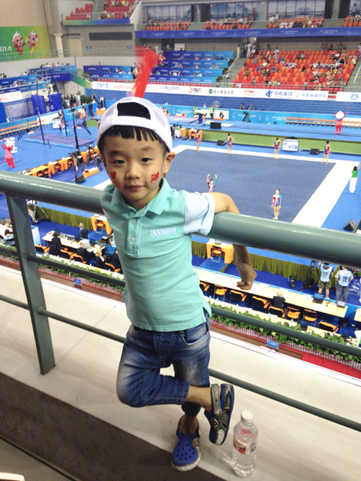 体操世锦赛落幕 杨阳洋为中国队加油为爸爸加油