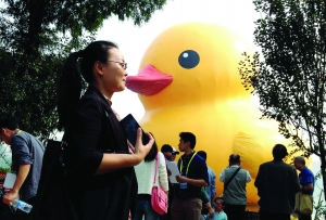 大黄鸭亮相南京莫愁湖 首日吸16000名游客