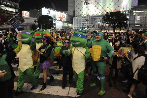 东京涉谷涌现上百“忍者神龟”引围观