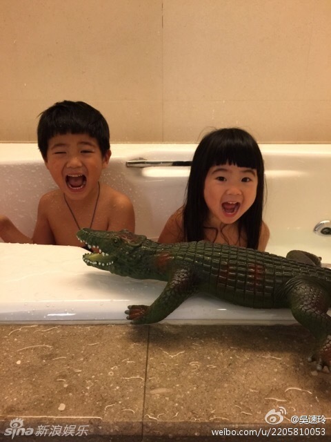 曹格儿女洗澡玩耍 模仿大鳄鱼表情同步