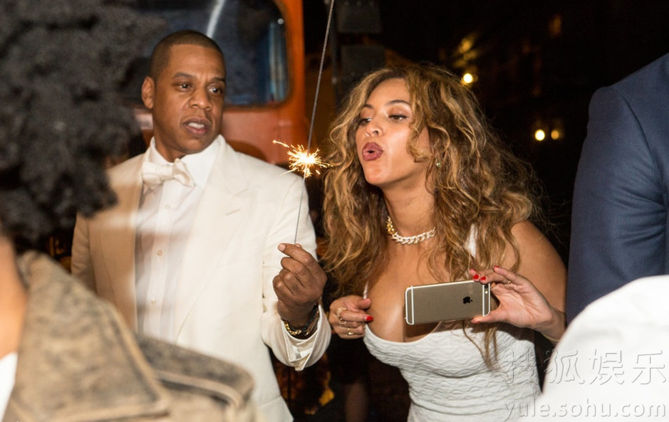 碧昂斯携Jay-Z出席妹妹婚礼 童心大发玩烟花