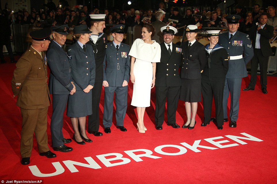 朱莉新片《坚不可摧》伦敦首映 海陆空军人护航