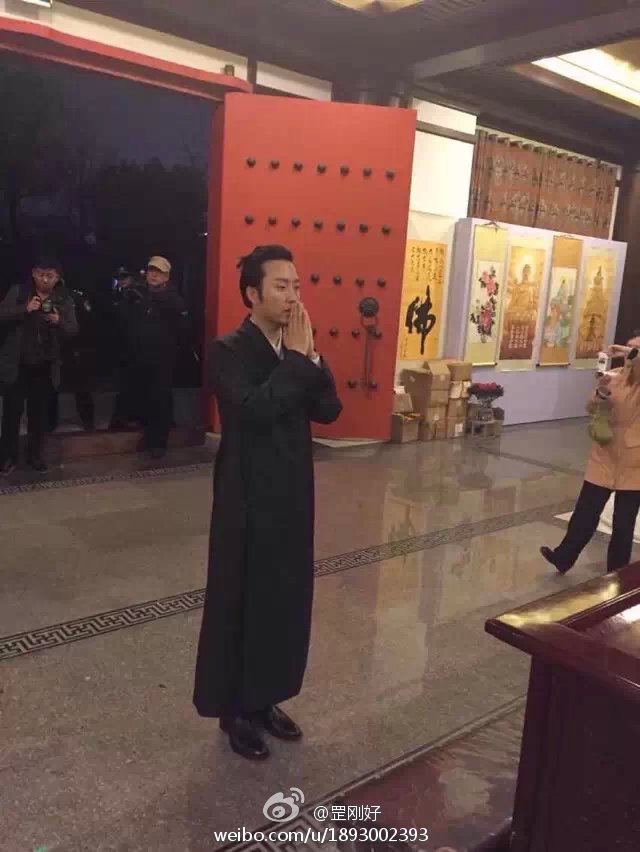 网曝李玉刚皈依佛门：爱恨就在一瞬间