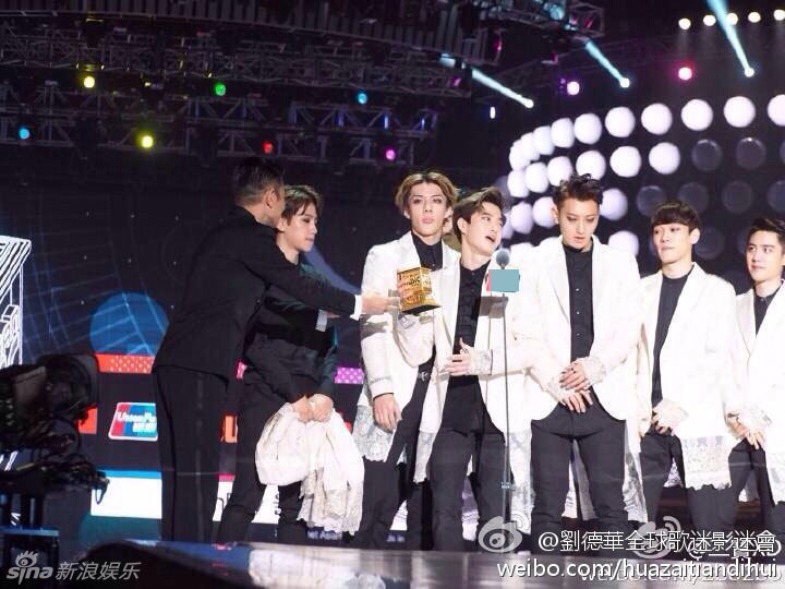 EXO撇脸单手接刘德华颁奖 被批无礼