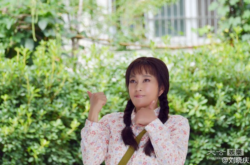 59岁刘晓庆晒少女照 花衬衣麻花辫扮嫩