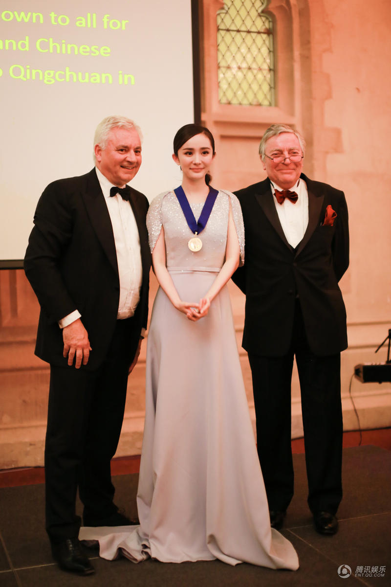 杨幂出席英中影视峰会 获英方颁雅典娜艺术奖