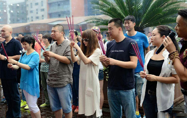 姚笛马苏闺蜜聚餐 收神秘人玫瑰娇笑连连