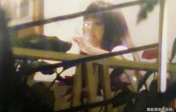 姚笛马苏闺蜜聚餐 收神秘人玫瑰娇笑连连