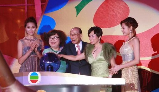 刘嘉玲抢曾华倩男友梁朝伟 揭秘娱乐圈女星恩怨史