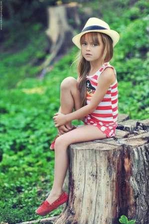 世界最美少女俄9岁超模穿着暴露