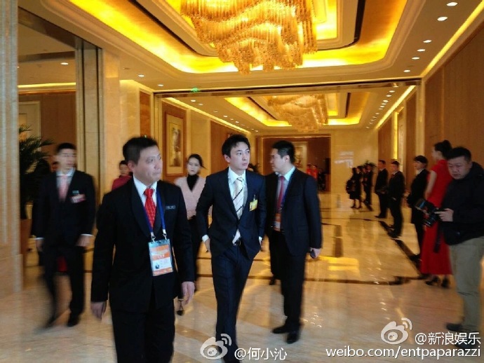王思聪女友疑曝光 妙龄女紧随