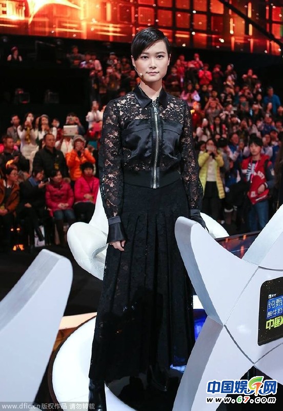 李宇春现身节目录制 黑色透视礼服冷酷摩登[1