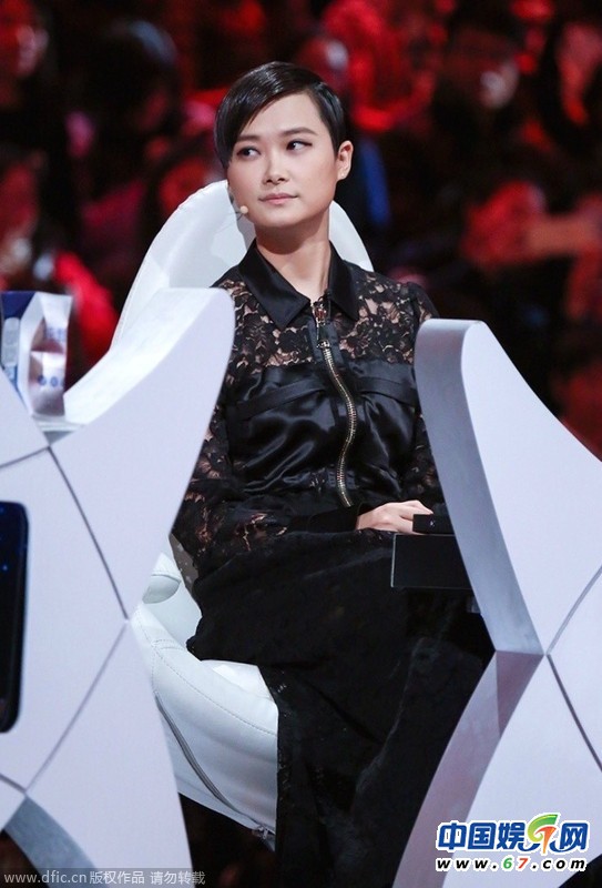 李宇春现身节目录制 黑色透视礼服冷酷摩登[2