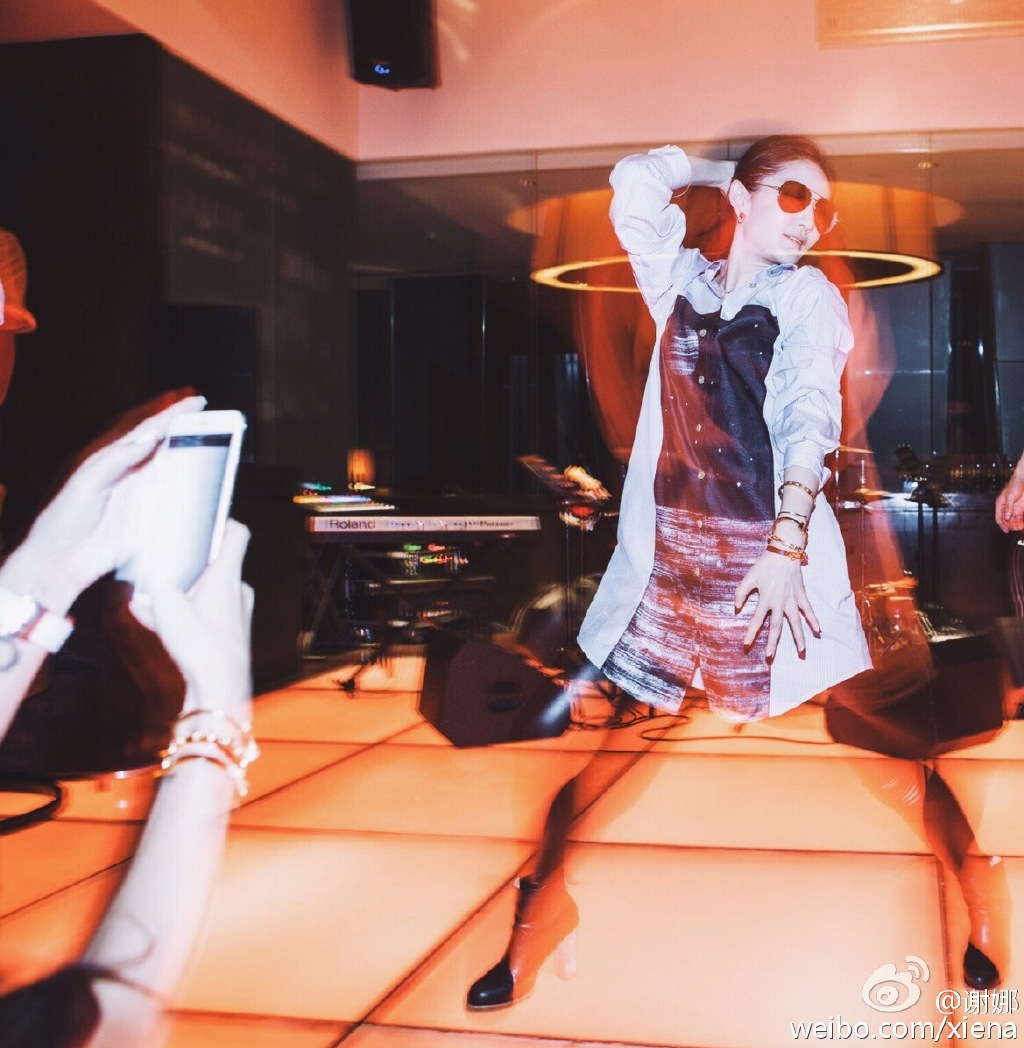 张杰生日宴再曝现场照 众星劲歌热舞玩疯