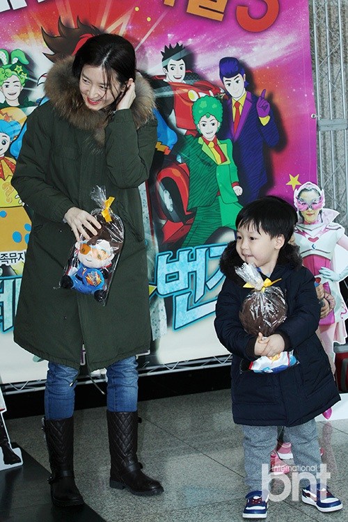 李英爱携龙凤胎儿女出席活动[5]