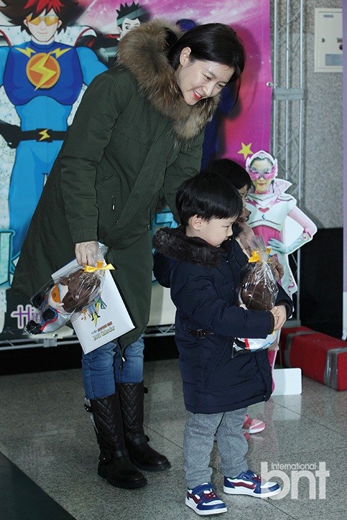 李英爱携龙凤胎儿女出席活动[8]