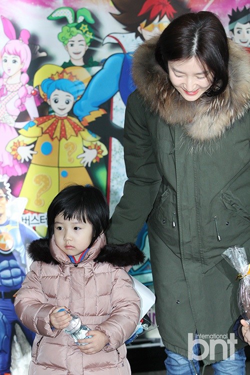 李英爱携龙凤胎儿女出席活动[9]