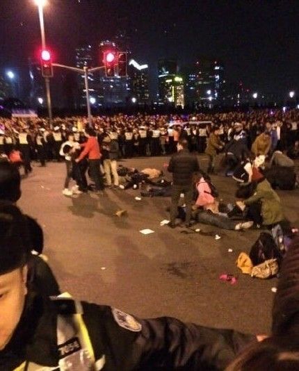 上海跨年夜发生群众拥挤踩踏事故 众星祈福