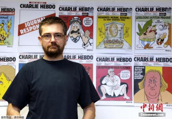 法国民众掀起“我是查理”活动 周刊销售一空