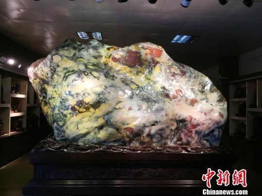 广西桂林现18吨重七彩鸡血玉估价逾3亿