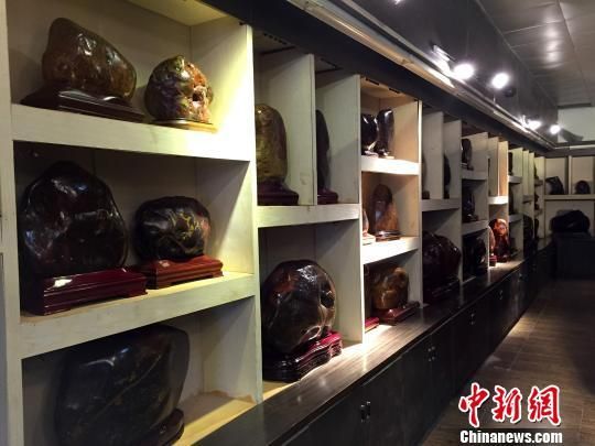 广西桂林现18吨重七彩鸡血玉估价逾3亿