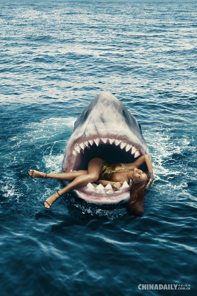 惊悚!蕾哈娜横躺白鲨口中妩媚秀身段[1]