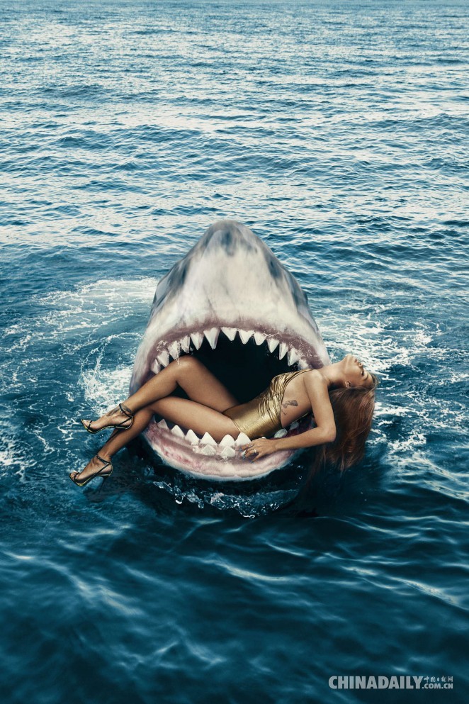 惊悚！蕾哈娜横躺白鲨口中妩媚秀身段
