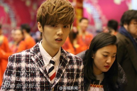 鹿晗吴亦凡被迫退出春晚 疑SM解约风波