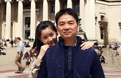 刘强东朋友圈晒婚戒 疑似与奶茶妹妹已订婚